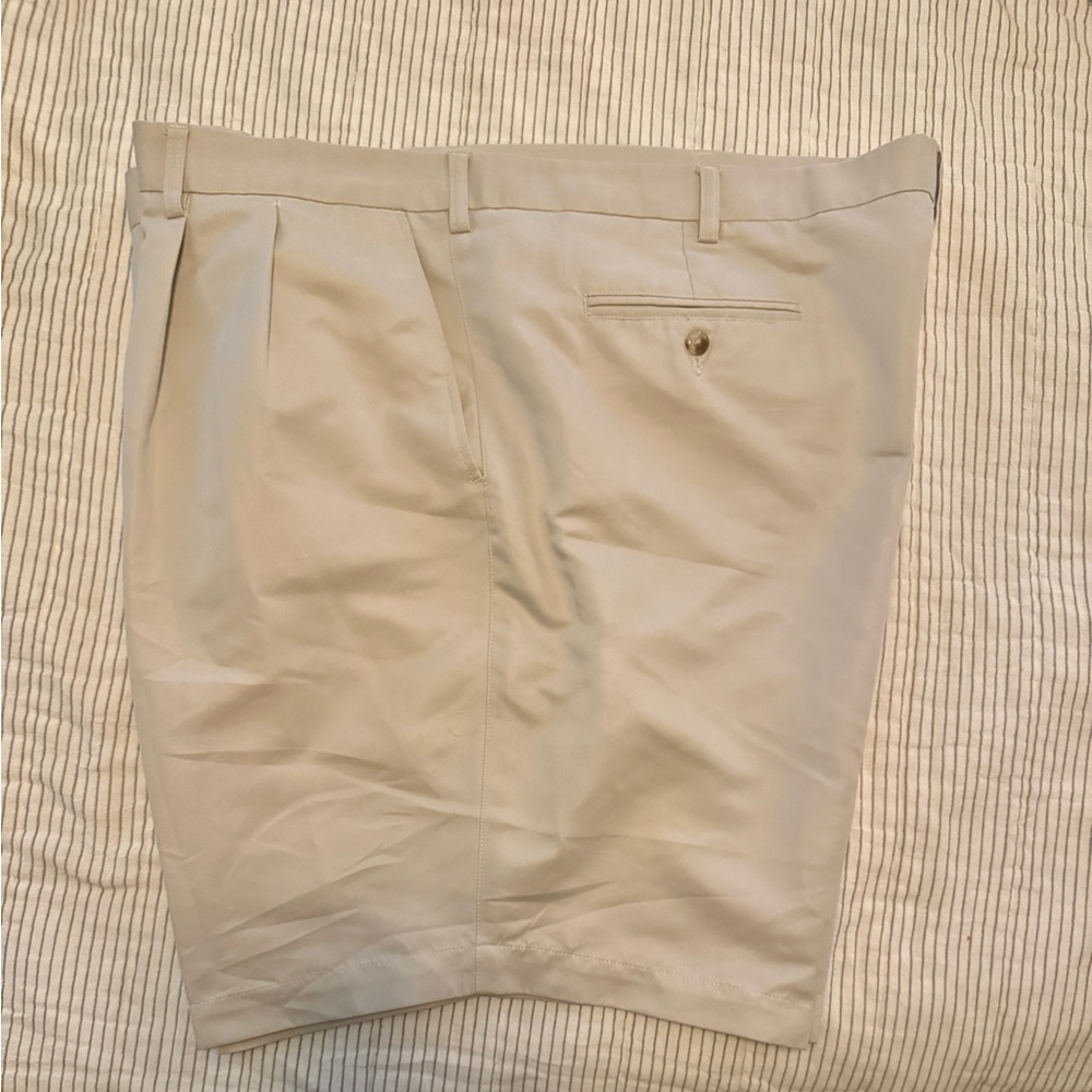 Roundtree & Yorke Cream Flat Front Shorts size 48 pleated front.